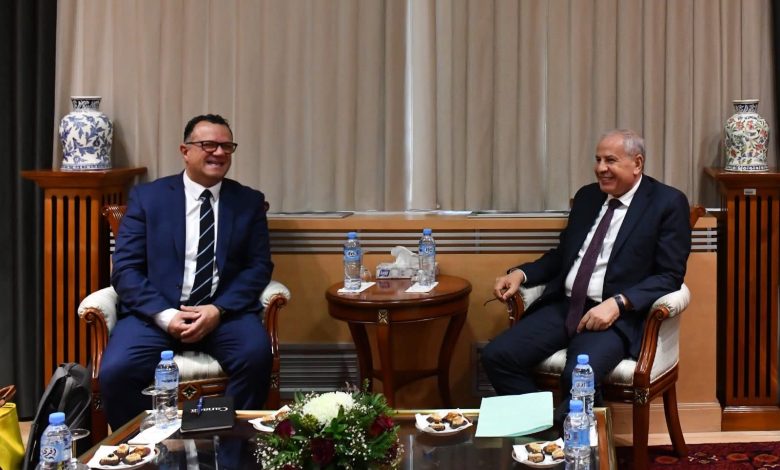 رشيد حشيشي الرئيس المدير العام لسوناطراك خلال معرض IATF 2025 بالجزائر