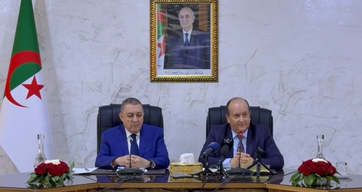 الوزير الأول بالنيابة سيفي غريب خلال اجتماع تنسيقي مع ولاة الجمهورية عبر تقنية التحاضر المرئي