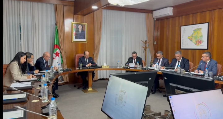 الوزير الأول سيفي غريب خلال ترؤسه اجتماعًا وزاريًا مشتركًا لمتابعة التحضيرات للدخول المدرسي 2025-2026