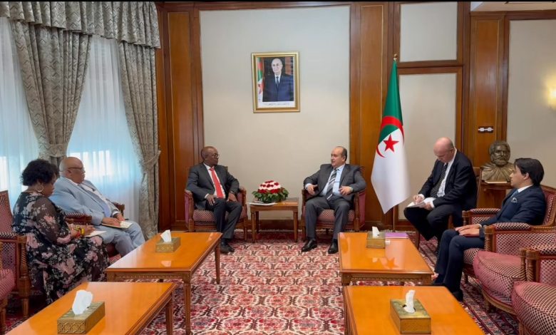 الوزير الأول بالنيابة سيفي غريب يستقبل وزير التجارة الجنوب إفريقي باركس تاو بالجزائر