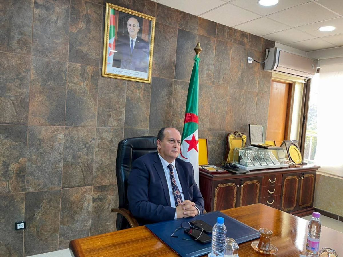 الوزير الأول بالنيابة سيفي غريب يترأس اجتماع الحكومة