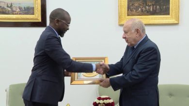 الفريق أول السعيد شنقريحة خلال استقباله وزير دفاع الموزمبيق في معرض التجارة البينية الإفريقية IATF-2025