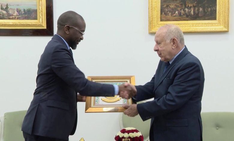 الفريق أول السعيد شنقريحة خلال استقباله وزير دفاع الموزمبيق في معرض التجارة البينية الإفريقية IATF-2025