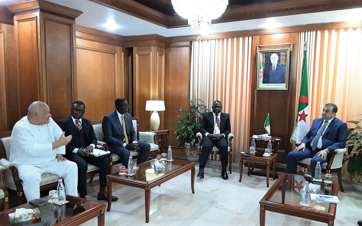 وزير الطاقة محمد عرقاب خلال استقباله وفد بنك الاستثمار والتنمية لغرب إفريقيا