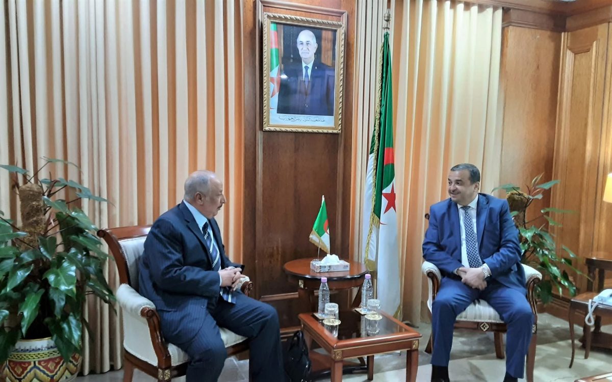 وزير الطاقة محمد عرقاب خلال لقائه مع وفد شركة مترو القابضة الكويتية