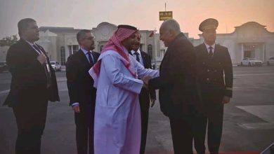 وزير الخارجية أحمد عطاف خلال وصوله إلى الدوحة للمشاركة في القمة العربية الإسلامية الطارئة