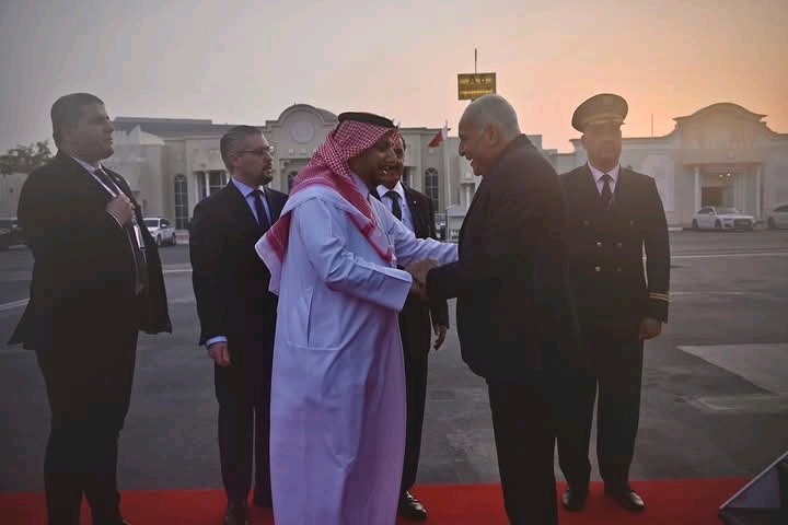 وزير الخارجية أحمد عطاف خلال وصوله إلى الدوحة للمشاركة في القمة العربية الإسلامية الطارئة