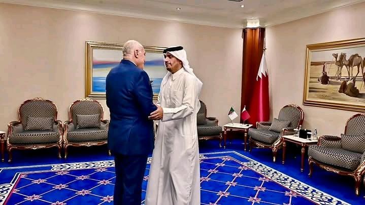 وزير الخارجية أحمد عطاف خلال لقائه برئيس الوزراء ووزير الخارجية القطري في الدوحة