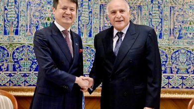 وزير الخارجية أحمد عطاف مع المدير العام للمنظمة العالمية للملكية الفكرية دارين تانغ في الجزائر