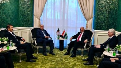 وزير الخارجية أحمد عطاف خلال لقائه مع وزير خارجية العراق فؤاد حسين في الدوحة