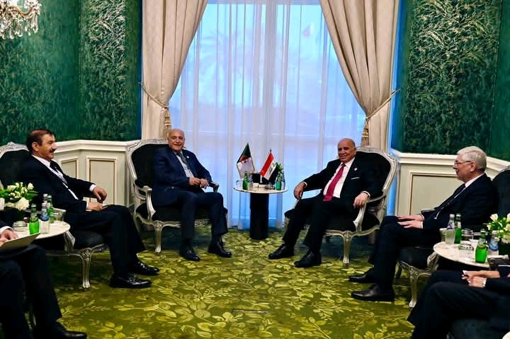 وزير الخارجية أحمد عطاف خلال لقائه مع وزير خارجية العراق فؤاد حسين في الدوحة