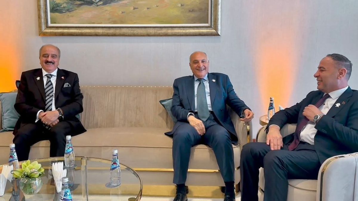 الوزراء أحمد عطاف ومحمد علي النفطي والطاهر الباعور خلال الاجتماع الثلاثي في الدوحة