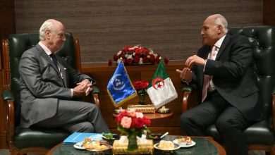 وزير الخارجية أحمد عطاف خلال استقباله المبعوث الأممي ستافان دي ميستورا بالجزائر