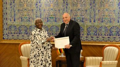 أحمد عطاف يتسلم رسالة خطية من المبعوثة الأوغندية