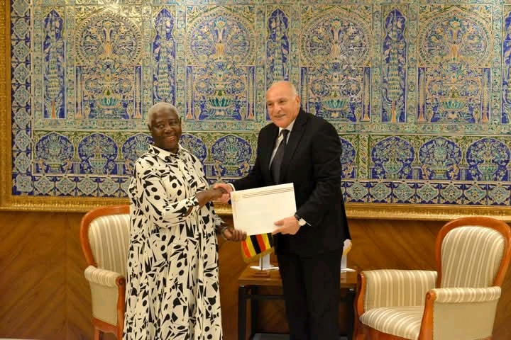 أحمد عطاف يتسلم رسالة خطية من المبعوثة الأوغندية