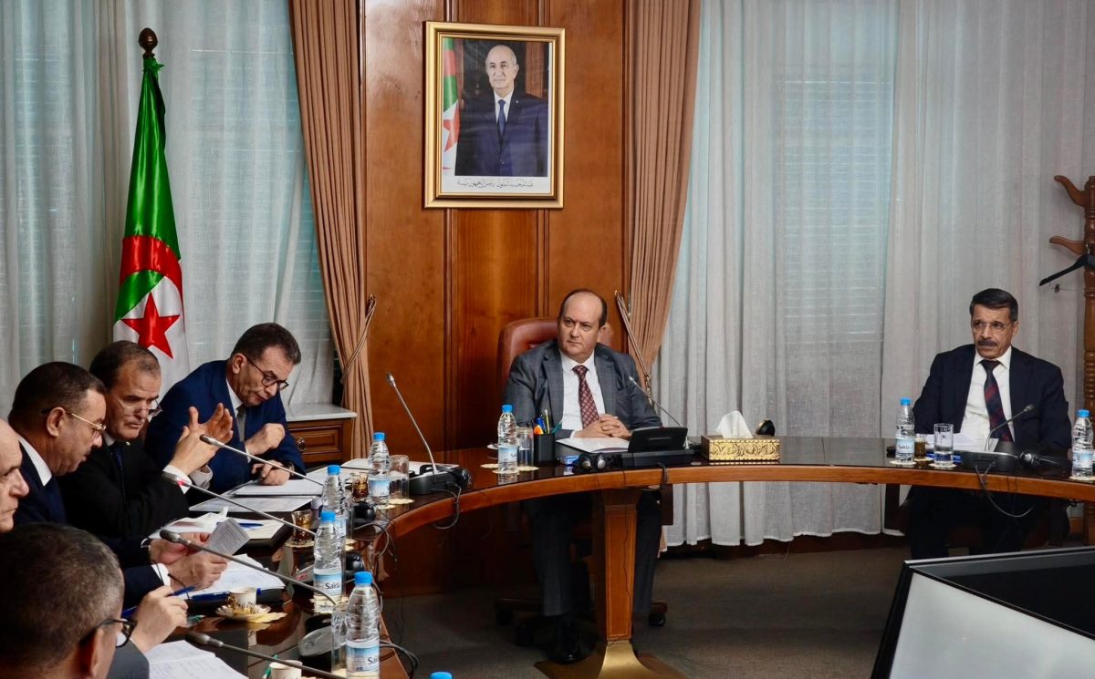 الوزير الأول بالنيابة سيفي غريب خلال اجتماع لدعم صادرات الإسمنت والكلنكر بقصر الحكومة