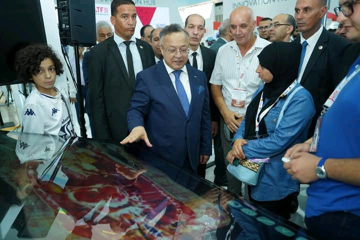 وزير التعليم العالي كمال بداري خلال زيارته لجناح الابتكار في معرض التجارة البينية الإفريقية