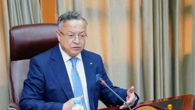 وزير التعليم العالي كمال بداري يوقع قراراً يكرّس استقلالية تسيير الجامعات.