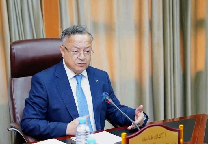 وزير التعليم العالي كمال بداري يوقع قراراً يكرّس استقلالية تسيير الجامعات.