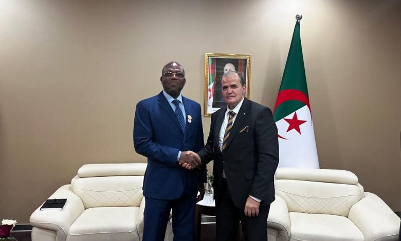 وزير التجارة الخارجية كمال رزيق خلال استقباله وزراء أفارقة على هامش IATF 2025.