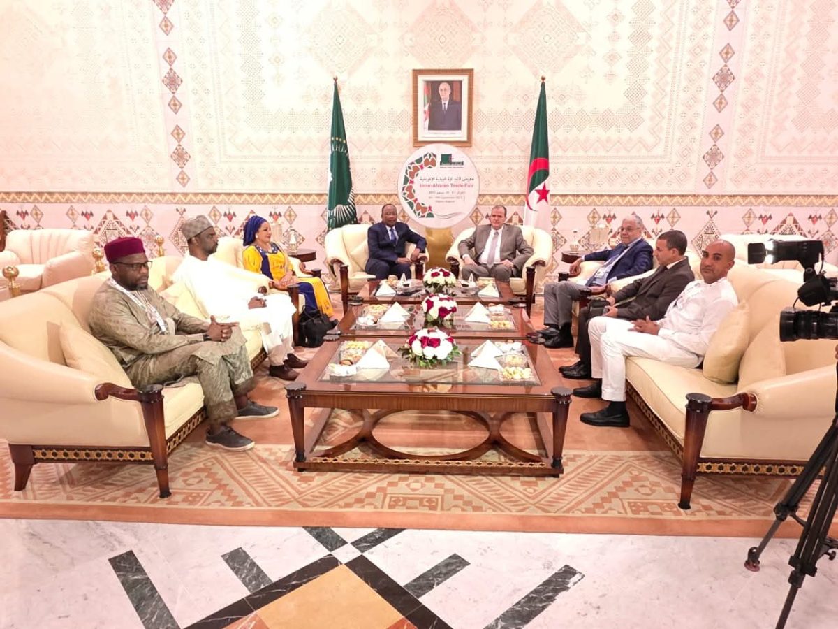 وزير التجارة الخارجية كمال رزيق يستقبل محمدو يوسوفو بمطار هواري بومدين