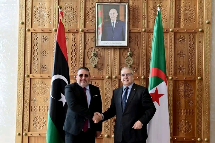 لقاء بين الأمين العام لوزارة الشؤون الخارجية الجزائرية ومبعوث حكومة الوحدة الوطنية الليبية