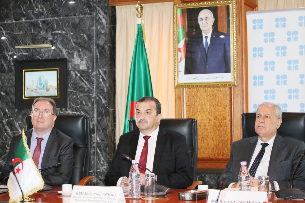 وزير الطاقة محمد عرقاب خلال مشاركته في اجتماع أوبك+ عبر تقنية التحاضر المرئي