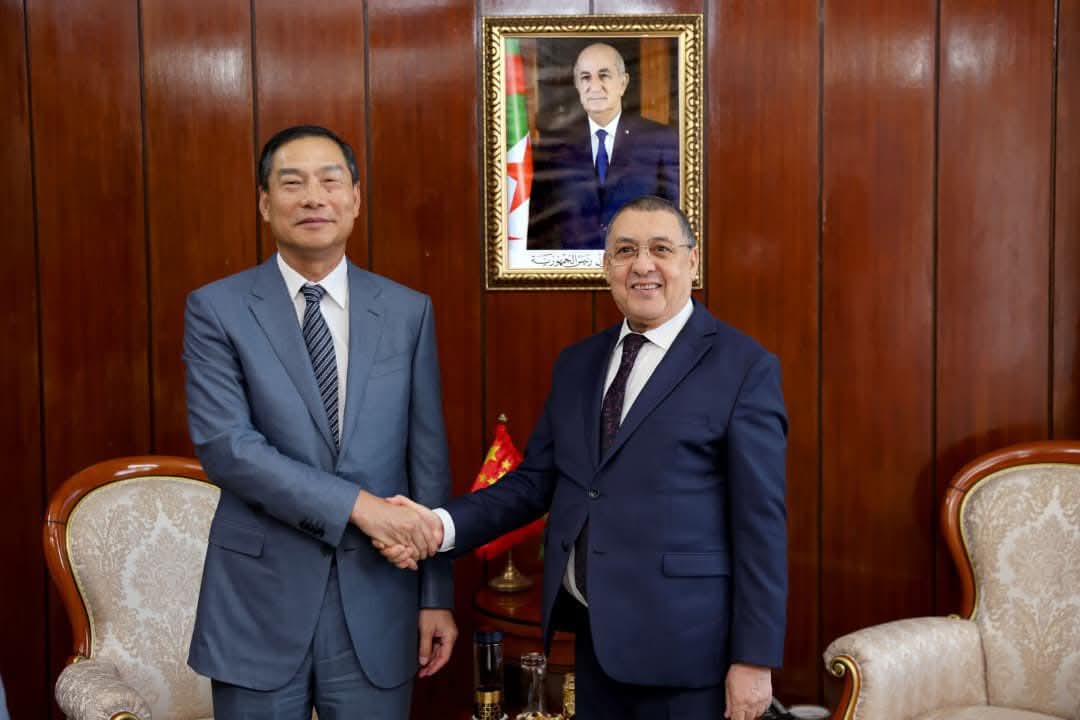وزير الداخلية الجزائري إبراهيم مراد يستقبل الوفد الصيني لتعزيز التعاون في الطوارئ