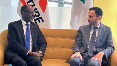 وزير اقتصاد المعرفة نور الدين واضح خلال لقائه مع وزير التجارة الصومالي محمود أحمد عدن في مؤتمر التجارة البينية الإفريقية