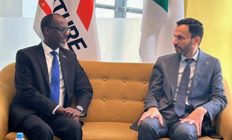 وزير اقتصاد المعرفة نور الدين واضح خلال لقائه مع وزير التجارة الصومالي محمود أحمد عدن في مؤتمر التجارة البينية الإفريقية