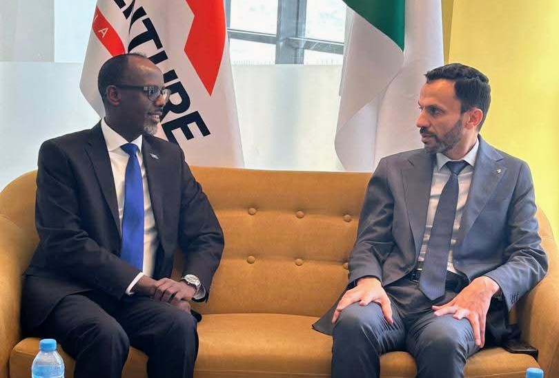 وزير اقتصاد المعرفة نور الدين واضح خلال لقائه مع وزير التجارة الصومالي محمود أحمد عدن في مؤتمر التجارة البينية الإفريقية