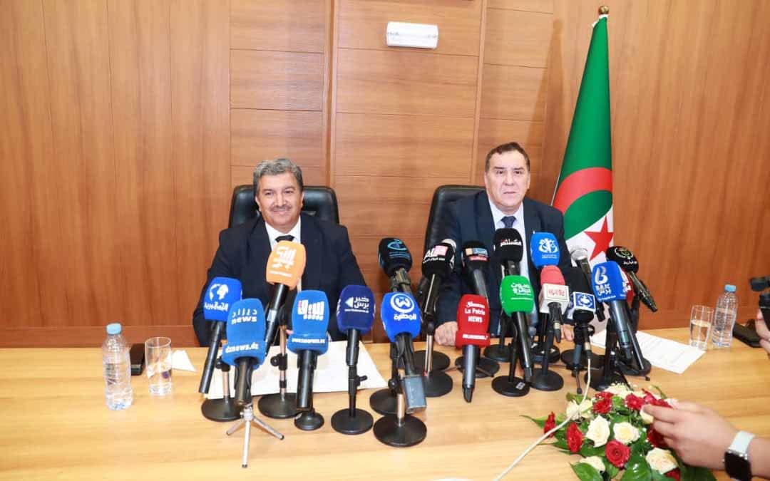 زهير بوعمامة يتسلم رسميًا مهامه وزيرًا للاتصال بحضور مسؤولي المؤسسات الإعلامية الوطنية