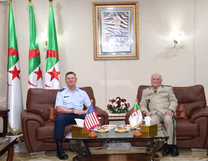 قائد القوات البرية الجزائري يستقبل قائد العمليات الخاصة الأمريكية في إفريقيا