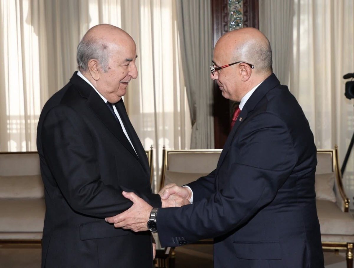 رئيس الجمهورية عبد المجيد تبون يستقبل وزير الدفاع التونسي خالد السهيلي