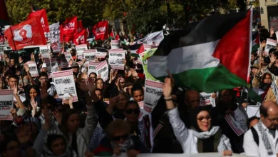 عمال مطار شارل ديغول في باريس يحتجون و يطالبون حظر تصدير السلاح الى اسرائيل من المطار