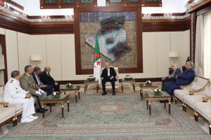 رئيس الجمهورية عبد المجيد تبون يستقبل وزير الدفاع التونسي خالد السهيلي