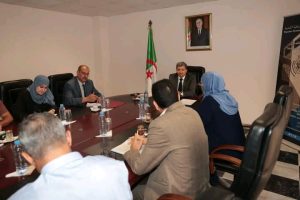 وزير الاتصال زهير بوعمامة خلال لقائه بممثلي النقابات والجمعيات الفاعلة في قطاع الإعلام