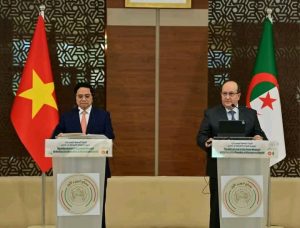 الوزير الأول سيفي غريّب أثناء تصريح أمام الصحافة خلال زيارة فام مينه شينه الوزير الأول لجمهورية فيتنام الاشتراكية.