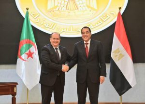 الوزير الأول سيفي غريب ورئيس الوزراء المصري مصطفى مدبولي خلال توقيع عدد من الاتفاقات ومذكرات التفاهم وبرامج التعاون التي اختتمت بها أشغال الدورة التاسعة للجنة المشتركة العليا الجزائرية-المصرية.