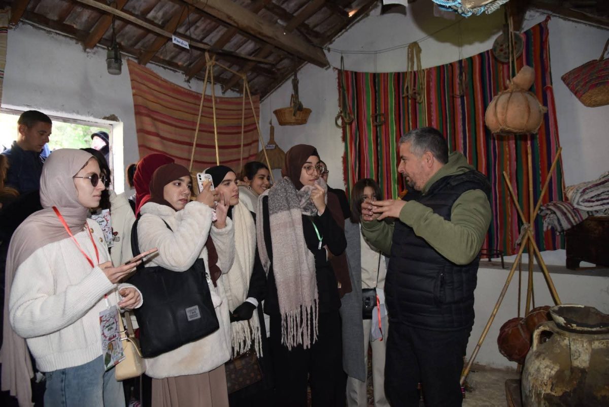 زيارة استكشافية إلى قرية "أيت بوهيني" ضمن فعاليات المهرجان الوطني للشريط المرسوم والكاريكاتير