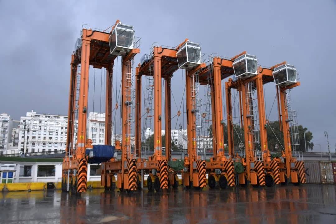 ميناء الجزائر يُعزّز أسطوله بستة آليات جديدة لتصفيف الحاويات