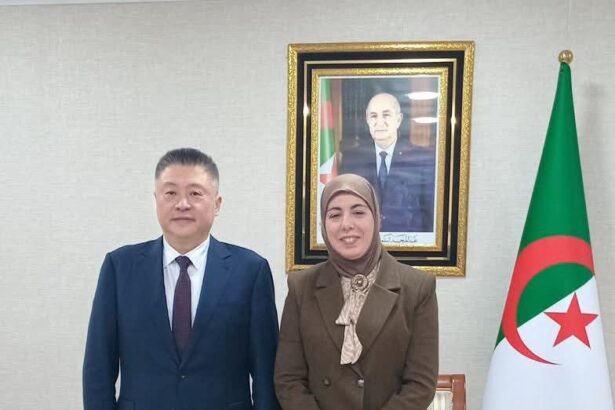 بن مولود تبحث آفاق تعزيز التعاون مع النائب الأول لرئيس شركة هواوي الصينية