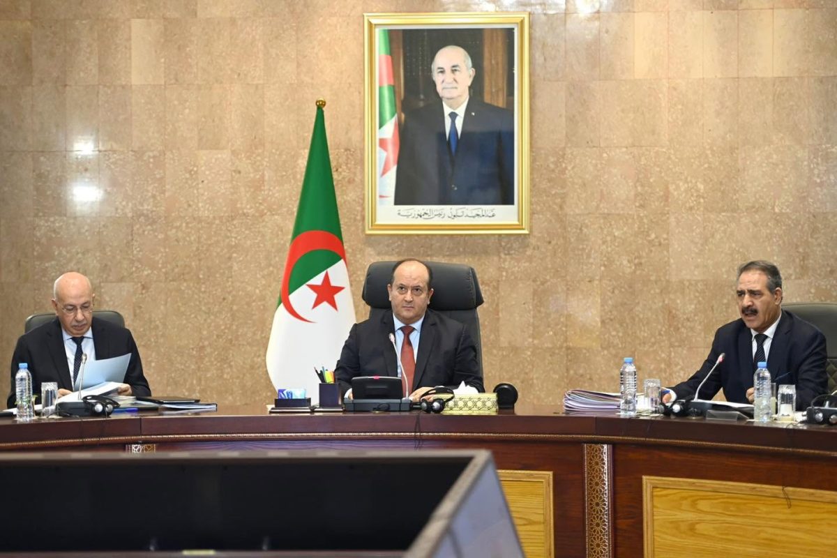 الوزير الأول سيفي غريب يترأس اجتماعا للحكومة