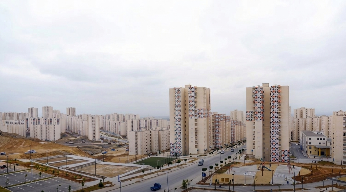 بلعريبي يشدد على تسريع وتيرة الإنجاز وربط الشبكات بمشروع 10507 مسكن "عدل" بالرحمانية