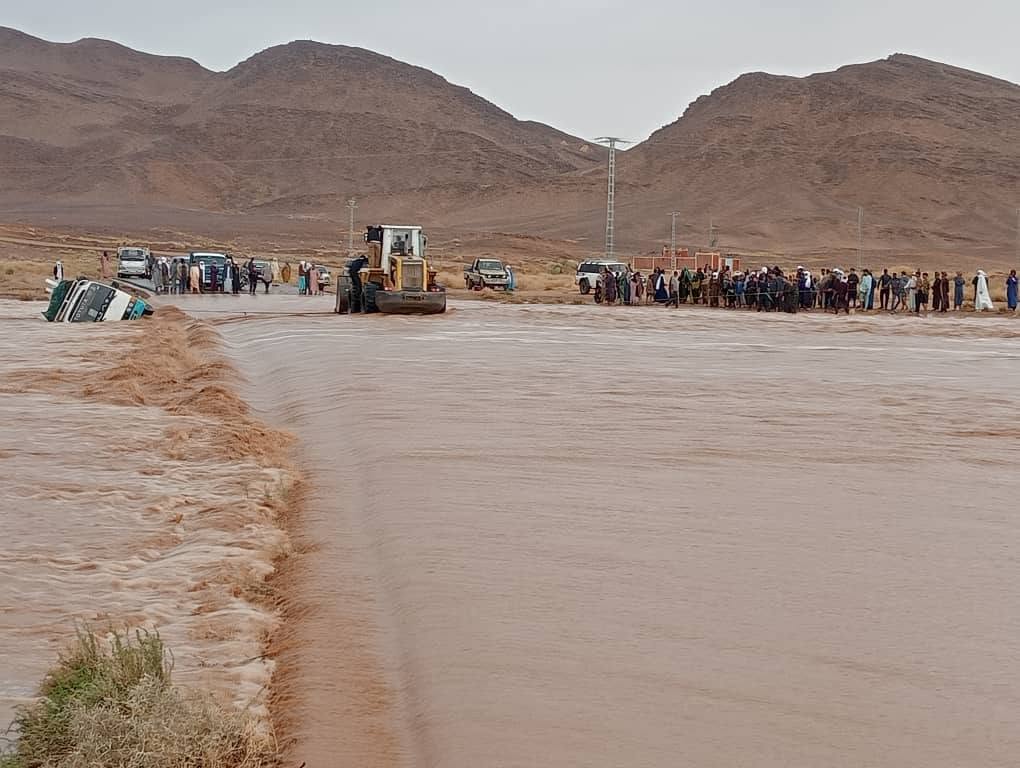 إنقاذ 25 شخصا إثر انقلاب حافلة لنقل المسافرين داخل مجرى واد بتمنراست