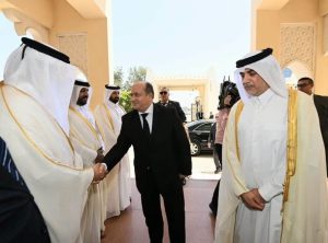 سيفي غريب يوقع سجل التعازي في وفاة الأمير الوالد الشيخ حمد بن خليفة آل ثاني