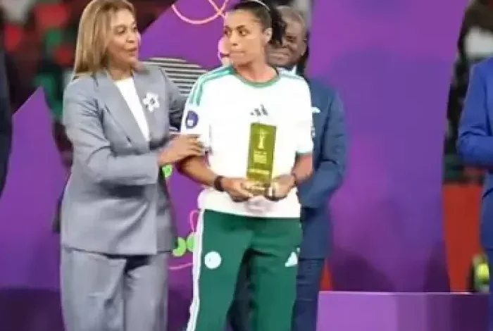 المنتخب الجزائري يتسلم جائزة الفريق الأكثر روحا رياضية في البطولة