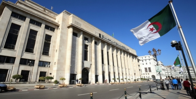 يستأنف المجلس الشعبي الوطني أشغاله، يوم الإثنين 28 سبتمبر 2026، في الساعة الثانية (14:00) بعد الزوال، في جلسة عامة تخصص لتقديم ومناقشة مشروع قانون يعدّل ويتمّم الأمر رقم 66-156 والمتضمن قانون العقوبات. يتضمن جدول أعمال هذه الجلسة الاستماع إلى عرض حول مشروع القانون يليه تدخل رؤساء المجموعات البرلمانية، وذلك قبل فسح المجال أمام ممثل الحكومة للرد على الأسئلة المثارة في المناقشة. يواصل المجلس الشعبي الوطني أشغاله يوم الخميس 01 أكتوبر 2026، في جلسة عامة تعقد في الساعة التاسعة (09:00) صباحاً، وتخصص لتقديم مشروع قانون يتضمن الموافقة على الأمر رقم 26-01 والمتضمن قانون القضاء العسكري ثم التصويت عليه وعلى مشروع القانون المعدّل والمتمّم للأمر رقم 66-156 والمتضمن قانون العقوبات