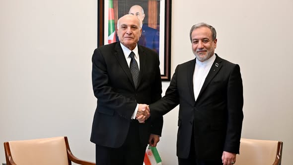 مستجدات الأوضاع في منطقة الشرق الأوسط في محور لقاء عطاف مع نظيره الايراني