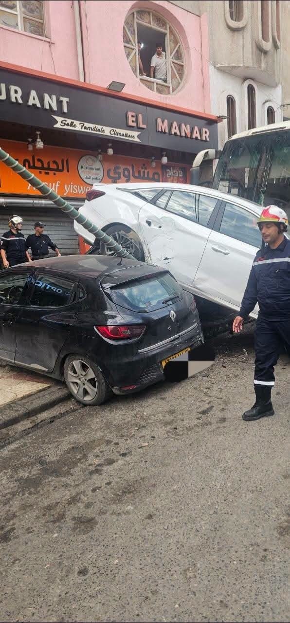 من أجل حادث مرور يتمثل في اصطدام حافلة بثلاث (03) سيارات